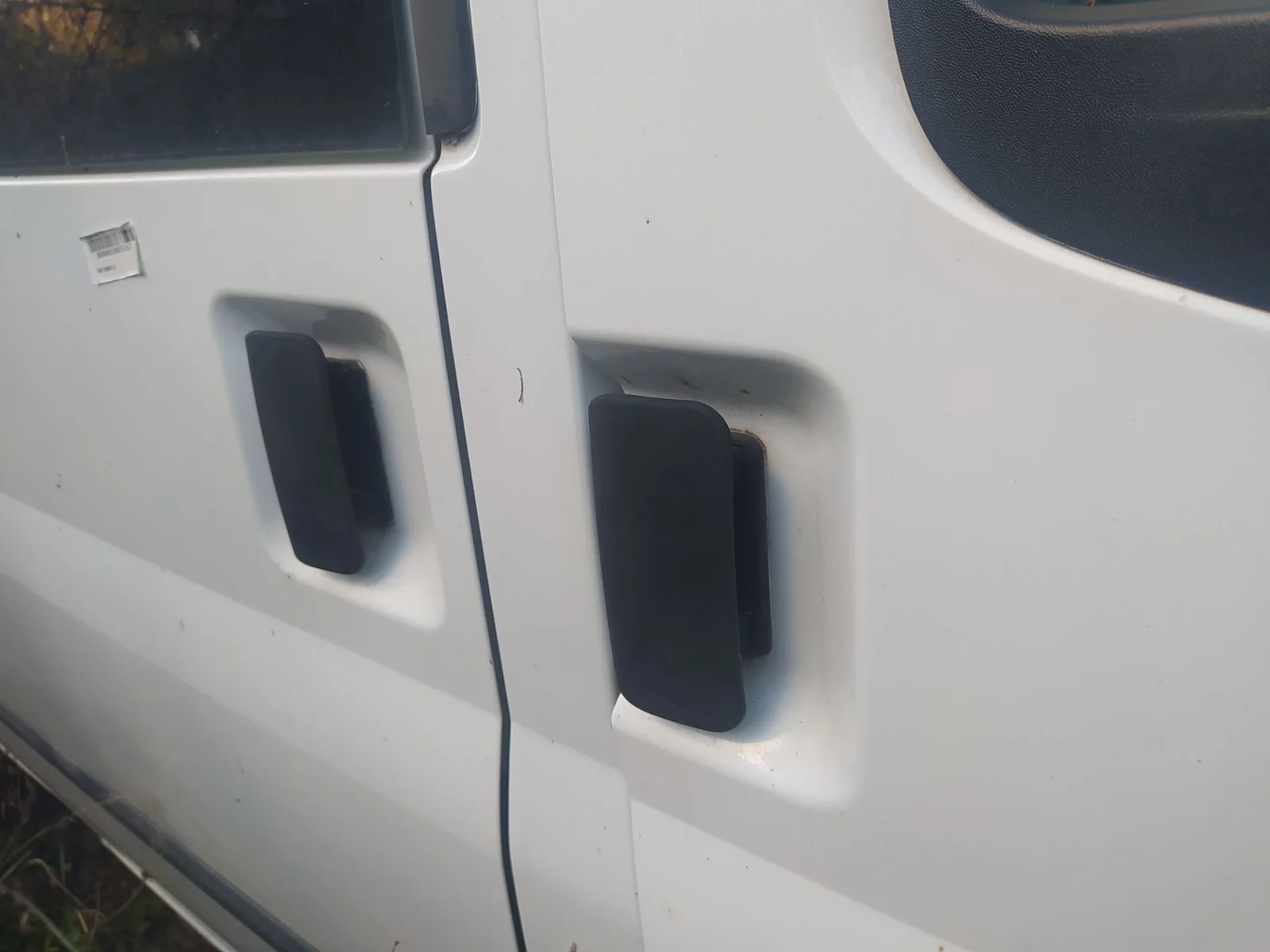 Foto de MANETA EXTERIOR LATERAL DERECHA FORD TRANSIT COMBI (TT9) 2.2 TDCi CAT (116 CV / 85 KW)