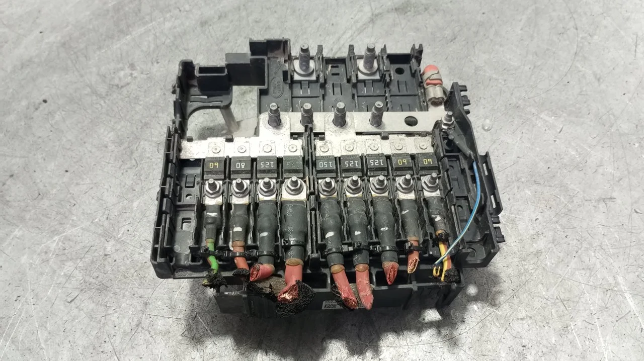 Foto de CAJA RELES / FUSIBLES LAND ROVER RANGE ROVER EVOQUE 2.0 Td4 CAT (150 CV / 110 KW) referencia K8D214N073AB