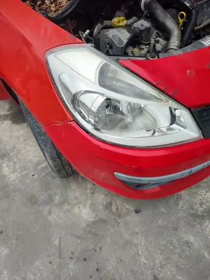 Foto de FARO DERECHO RENAULT CLIO III 1.5 dCi Diesel CAT (86 CV / 63 KW) foto 3