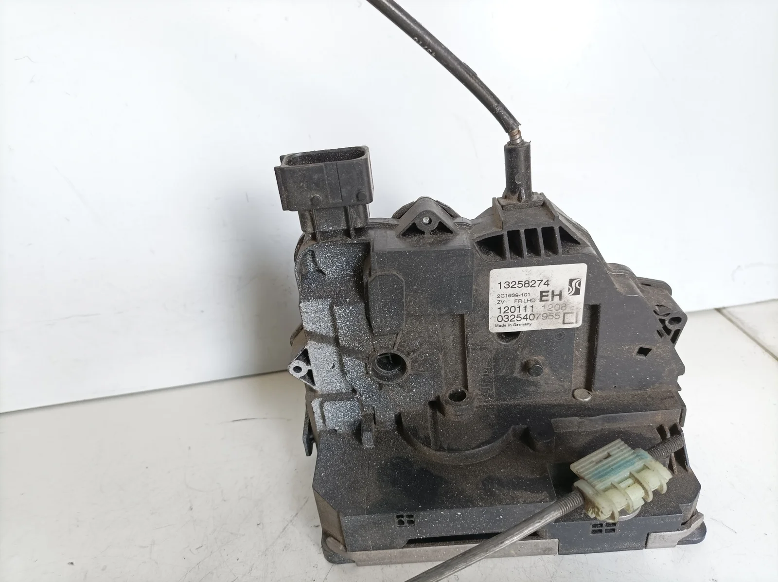 Foto de CERRADURA PUERTA DELANTERA DERECHA OPEL CORSA D referencia 13258274