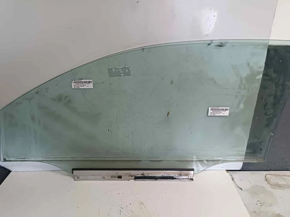 Foto de LUNA DELANTERA DERECHA OPEL CORSA C referencia SLV13114688