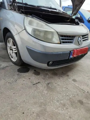 Foto de PARAGOLPES DELANTERO RENAULT SCENIC II (JM) 1.9 dCi Diesel (120 CV / 88 KW) foto 4