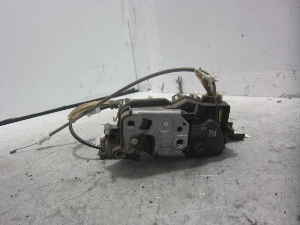 Foto de CERRADURA PUERTA DELANTERA DERECHA CITROEN C4 CACTUS 1.2 12V VTi (82 CV / 60 KW) referencia A048069