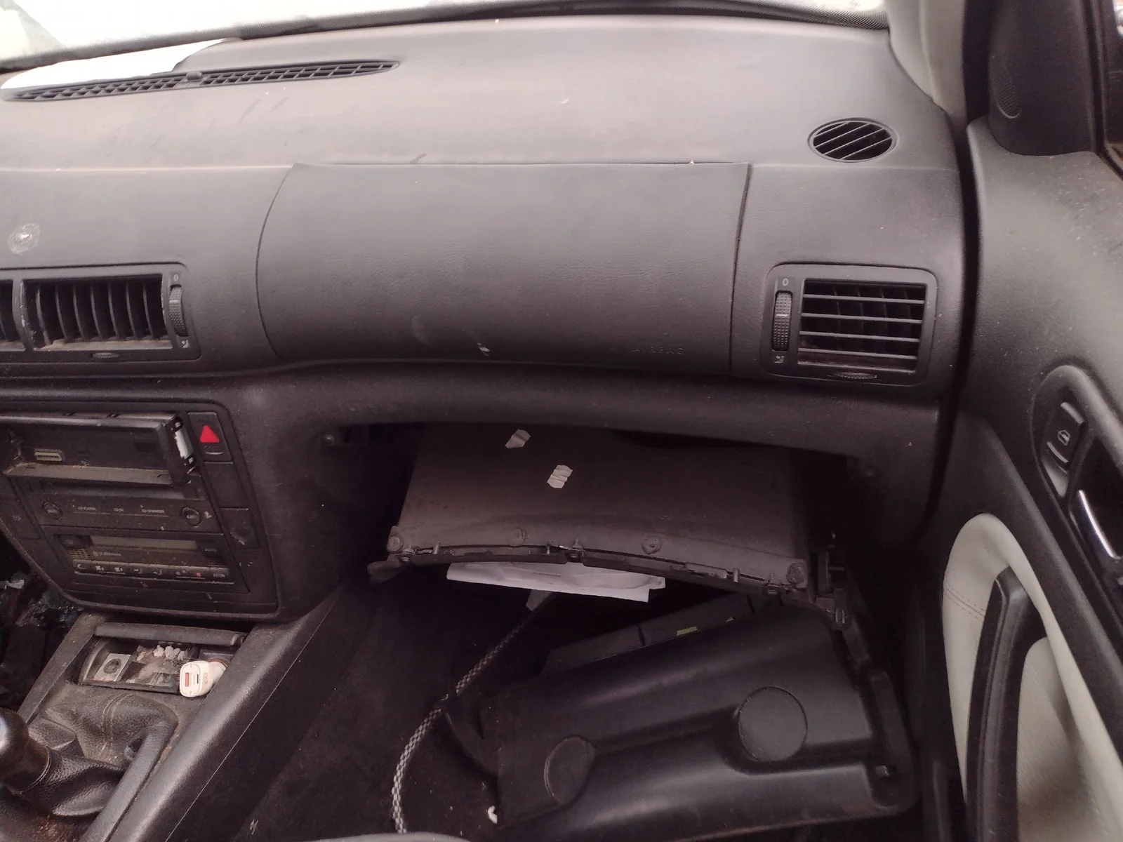 Foto de AIRBAG DELANTERO DERECHO VOLKSWAGEN PASSAT BERLINA (3B3) 1.9 TDI (131 CV / 96 KW) referencia 3B0880204H