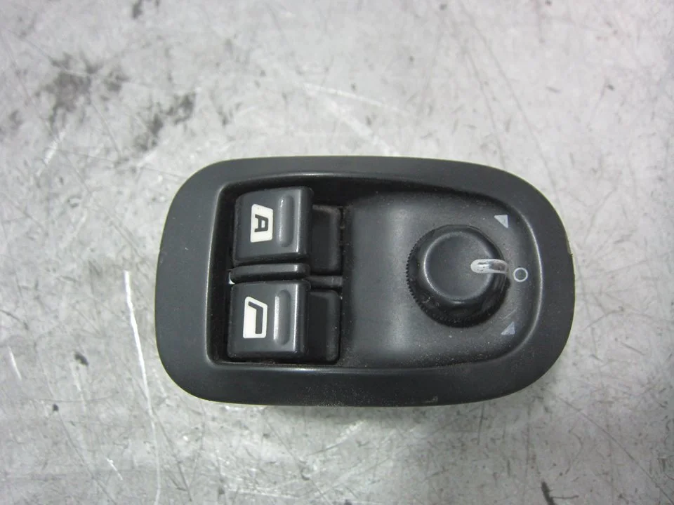 Foto de MANDO ELEVALUNAS DELANTERO IZQUIERDO PEUGEOT 206 1.6 16V CAT (109 CV / 80 KW)