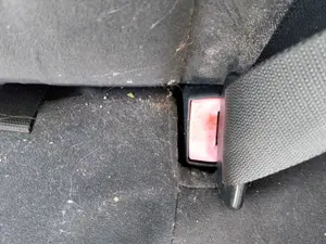 Foto de ENGANCHE CINTURON TRASERO IZQUIERDO FORD FOCUS BERLINA (CAK) 1.6 16V CAT (101 CV / 74 KW)