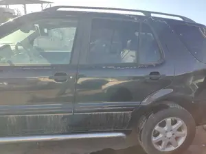 Foto de PUERTA TRASERA IZQUIERDA MERCEDES-BENZ CLASE ML (BM 163) 3.7 V6 CAT (245 CV / 180 KW)