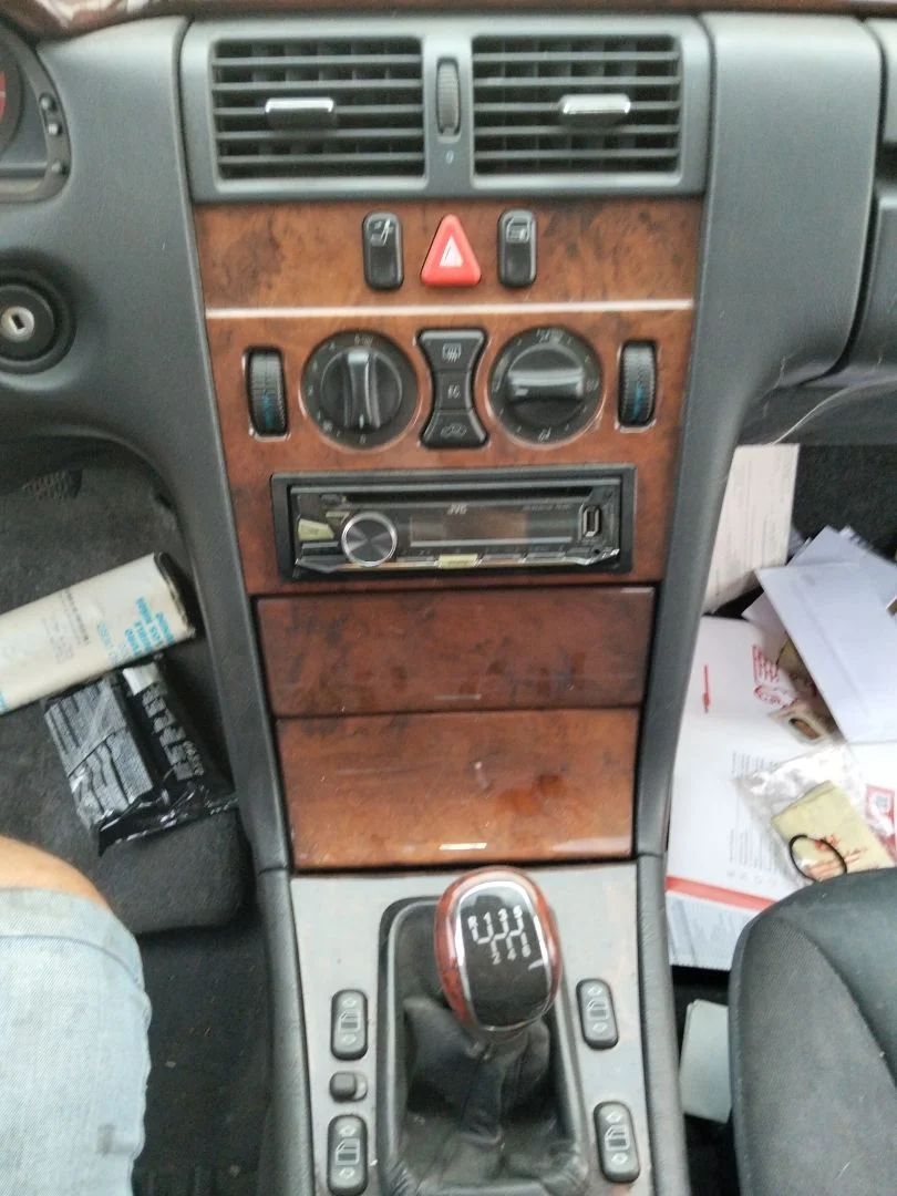 Foto de CONSOLA CENTRAL MERCEDES-BENZ CLASE E (BM 210) BERLINA 3.0 Diesel CAT (136 CV / 100 KW)