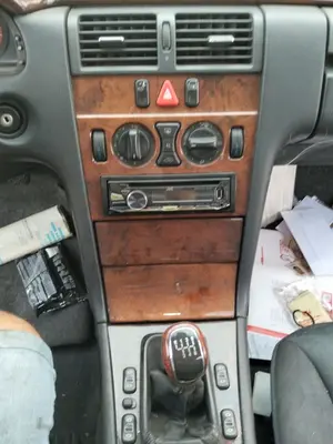 Foto de CONSOLA CENTRAL MERCEDES-BENZ CLASE E (BM 210) BERLINA 3.0 Diesel CAT (136 CV / 100 KW)