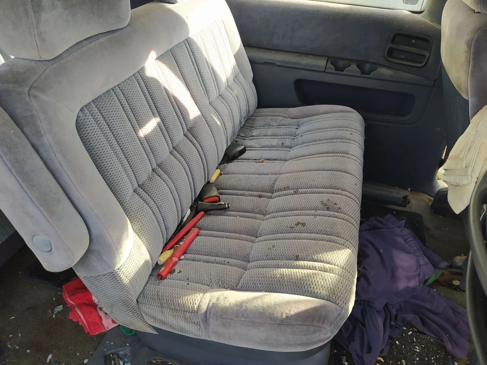 Foto de ENGANCHE CINTURON TRASERO IZQUIERDO CHRYSLER VOYAGER GS 2.5 Turbodiesel (116 CV / 85 KW)