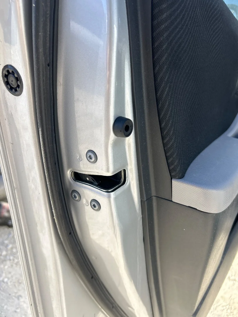 Foto de CERRADURA PUERTA DELANTERA IZQUIERDA TOYOTA YARIS (KSP9/SCP9/NLP9) 1.3 16V CAT (101 CV / 74 KW) referencia 690400D140