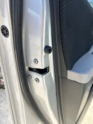 Foto de CERRADURA PUERTA DELANTERA IZQUIERDA TOYOTA YARIS (KSP9/SCP9/NLP9) 1.3 16V CAT (101 CV / 74 KW) referencia 690400D140