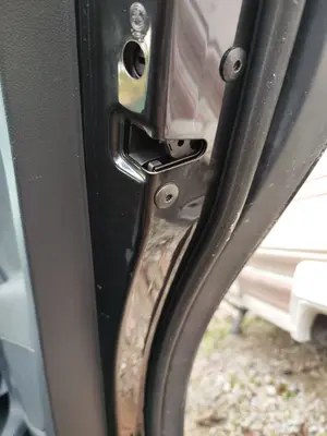 Foto de CERRADURA PUERTA TRASERA DERECHA VOLKSWAGEN GOLF PLUS V (5M1) 1.9 TDI (105 CV / 77 KW)