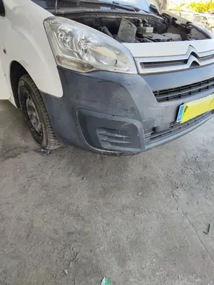 Foto de PARAGOLPES DELANTERO CITROEN BERLINGO FURGÓN 1.6 Blue-HDI FAP (99 CV / 73 KW) foto 6