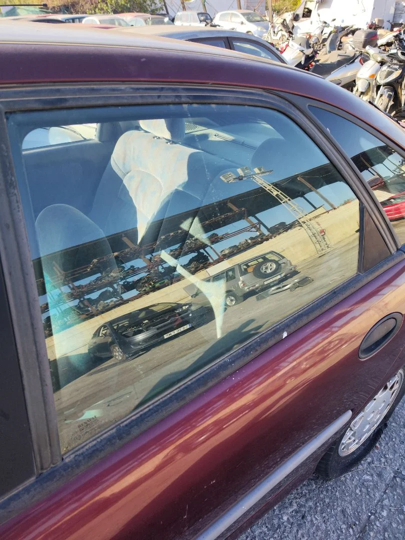 Foto de LUNA TRASERA IZQUIERDA RENAULT LAGUNA (B56) 2.0 (113 CV / 83 KW)