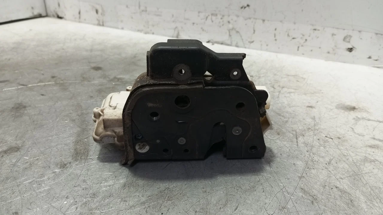 Foto de CERRADURA PUERTA DELANTERA DERECHA AUDI A4 AVANT (8E) 1.9 TDI (116 CV / 85 KW) referencia 8E1837016AA