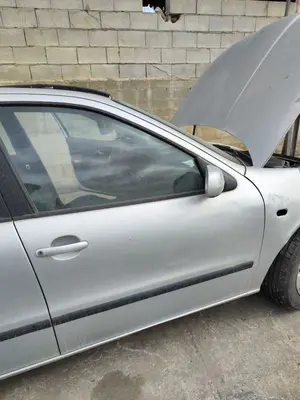 Foto de PUERTA DELANTERA DERECHA SEAT LEON (1M1) 1.6  (101 CV / 74 KW) referencia 1M0831056N
