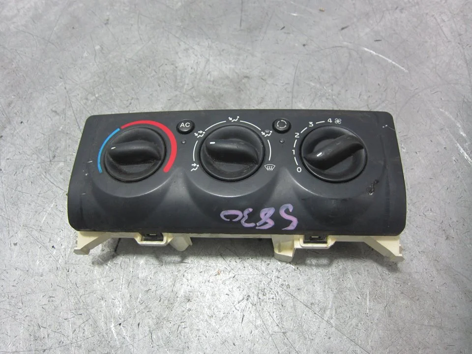 Foto de MANDO CLIMATIZADOR RENAULT CLIO II FASE II (B/CB0) 1.2 (58 CV / 43 KW) referencia 8200147180