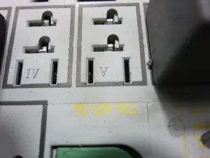 Foto de CAJA RELES / FUSIBLES OPEL ASTRA G BERLINA 1.6 (75 CV / 55 KW) referencia 90589965 foto 3