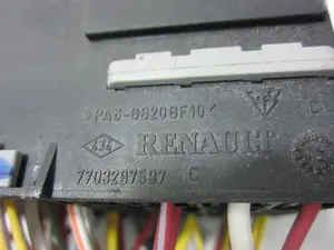 Foto de CAJA RELES / FUSIBLES RENAULT CLIO III 1.5 dCi Diesel (68 CV / 50 KW) referencia 7703297597 foto 2