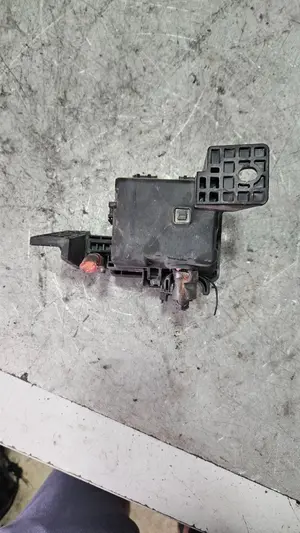 Foto de CAJA RELES / FUSIBLES RENAULT MEGANE III BERLINA 5P 1.5 dCi Diesel (106 CV / 78 KW) referencia 63595709 foto 2
