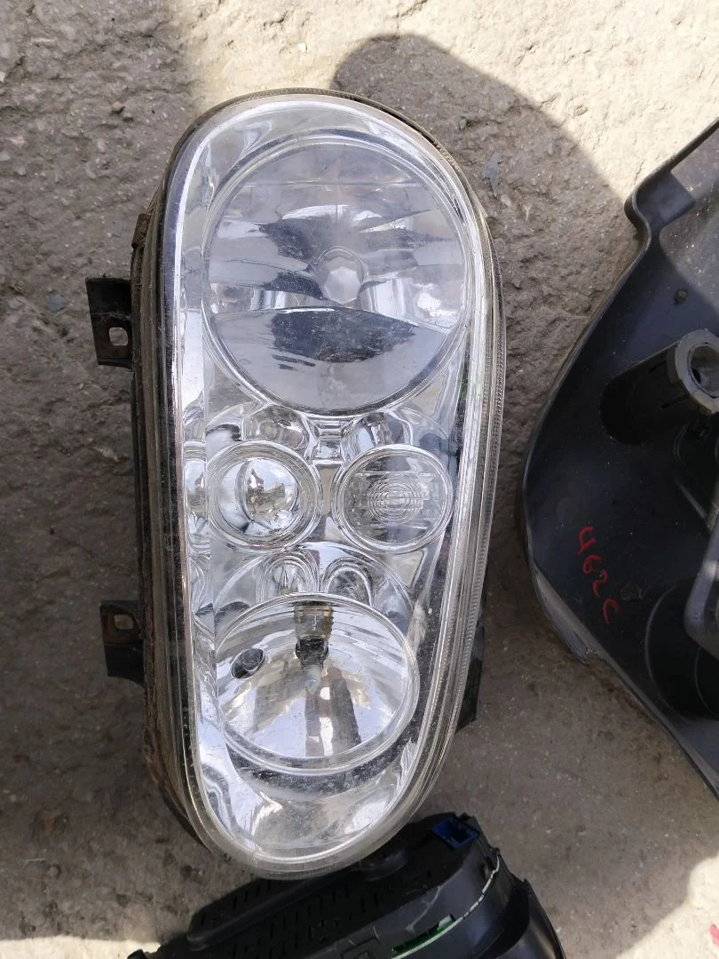 Foto de FARO DERECHO VOLKSWAGEN GOLF IV BERLINA (1J1)(10.1997) 1.9 TDI (101 CV / 74 KW) referencia 083411108R