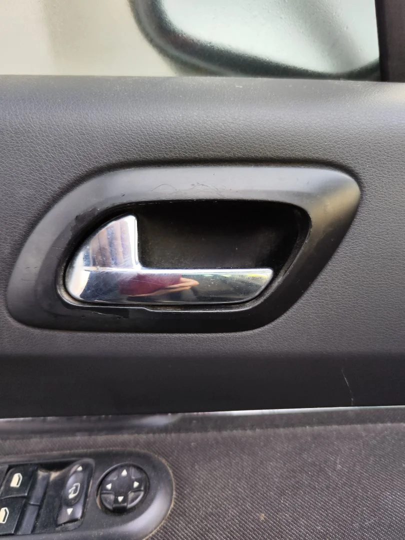 Foto de MANETA INTERIOR DELANTERA IZQUIERDA PEUGEOT 5008 1.6 HDi FAP CAT (9HZ / DV6TED4) (109 CV / 80 KW)