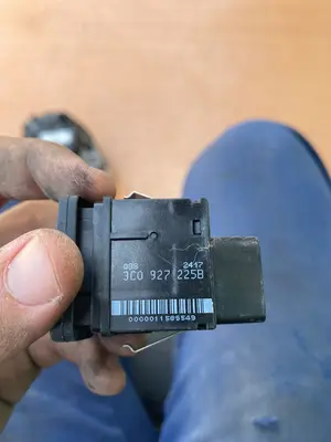Foto de INTERRUPTOR VOLKSWAGEN PASSAT BERLINA (3C2) 2.0 TDI (140 CV / 103 KW) referencia 3C0927225B foto 3