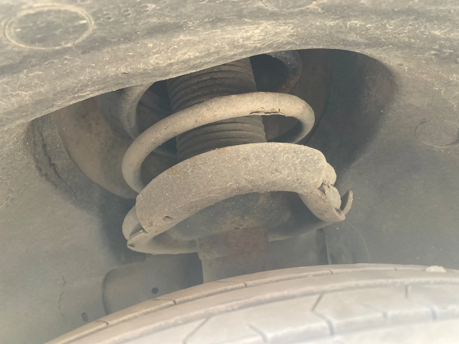 Foto de AMORTIGUADOR DELANTERO DERECHO FORD FOCUS SPORTBREAK (CB4)