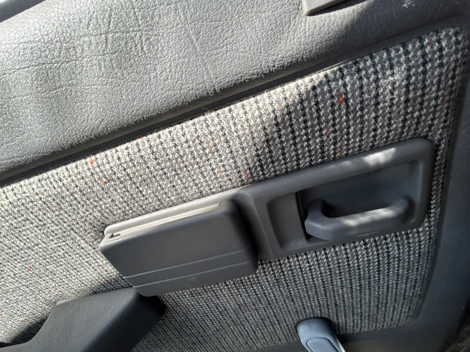Foto de MANETA INTERIOR TRASERA IZQUIERDA PEUGEOT 309 1.6 (88 CV / 65 KW)