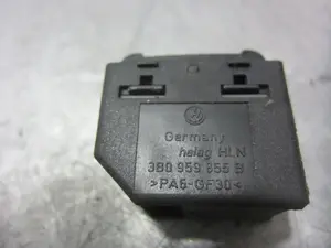 Foto de MANDO ELEVALUNAS DELANTERO DERECHO VOLKSWAGEN GOLF IV BERLINA (1J1)(10.1997) 1.6 16V (105 CV / 77 KW) referencia 3B0959855B foto 3