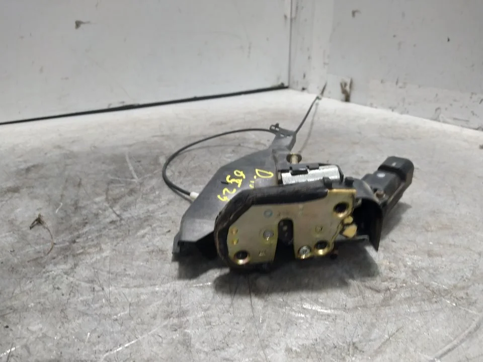 Foto de CERRADURA PUERTA TRASERA DERECHA TOYOTA COROLLA (E12) 1.6 16V (110 CV / 81 KW) referencia 6905002102