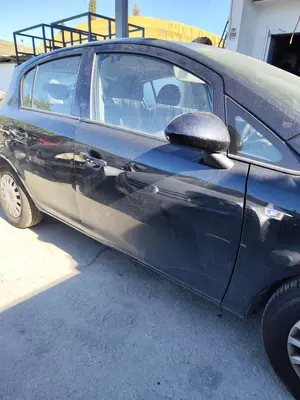 Foto de PUERTA DELANTERA DERECHA OPEL CORSA D 1.2 16V CAT (Z 12 XEP / LB4) (80 CV / 59 KW)