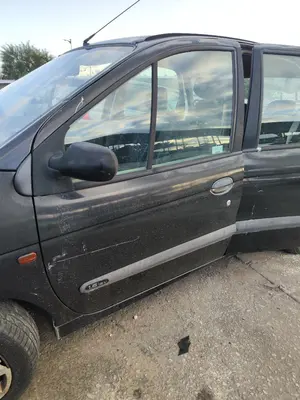Foto de PUERTA DELANTERA IZQUIERDA RENAULT SCENIC I (JA...) 1.4 CAT (95 CV / 70 KW) referencia 7751474575