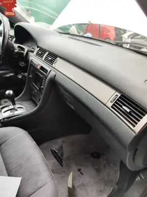 Foto de SALPICADERO AUDI A6 BERLINA (4B2) 2.5 V6 24V TDI (150 CV / 110 KW) foto 2