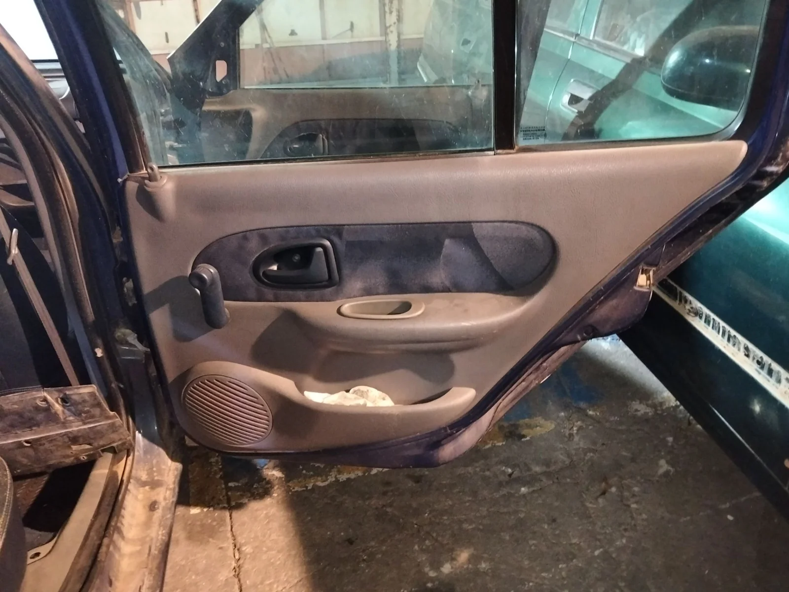 Foto de GUARNECIDO PUERTA TRASERA DERECHA RENAULT CLIO II FASE I (B/CB0) 1.4 16V (98 CV / 72 KW)