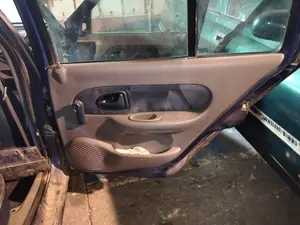 Foto de GUARNECIDO PUERTA TRASERA DERECHA RENAULT CLIO II FASE I (B/CB0) 1.4 16V (98 CV / 72 KW)