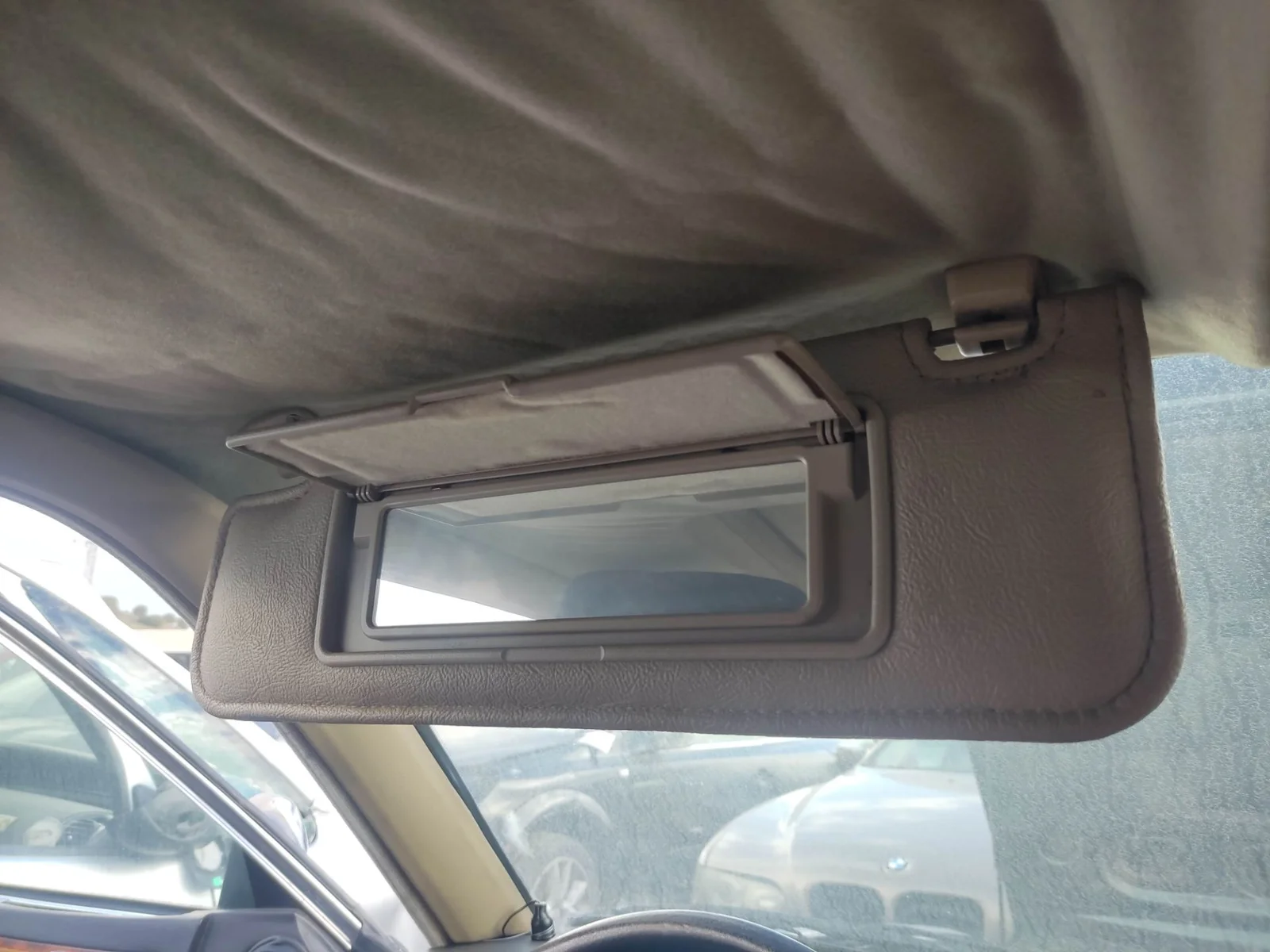 Foto de PARASOL IZQUIERDO JAGUAR XJ 4.0 CAT (222 CV / 163 KW)