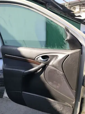 Foto de GUARNECIDO PUERTA DELANTERA IZQUIERDA FORD FOCUS BERLINA (CAK) 1.6 16V CAT (101 CV / 74 KW) referencia 1311256