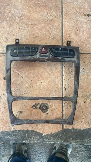 Foto de EMBELLECEDOR MERCEDES-BENZ CLASE C (BM 203) BERLINA referencia A2036804639 foto 2