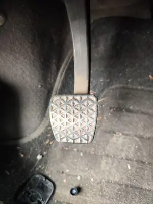 Foto de PEDAL EMBRAGUE OPEL CORSA C 1.2 16V CAT (Z 12 XEP / LB4) (80 CV / 59 KW)