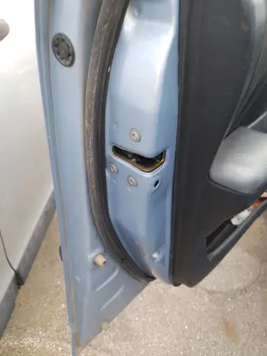 Foto de CERRADURA PUERTA DELANTERA IZQUIERDA TOYOTA COROLLA (E12) 1.4 16V CAT (97 CV / 71 KW)