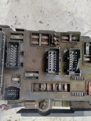 Foto de CAJA RELES / FUSIBLES CITROEN C5 BERLINA 2.0 HDi CAT (RHZ / DW10ATED) (107 CV / 79 KW) referencia 9641258080 foto 4