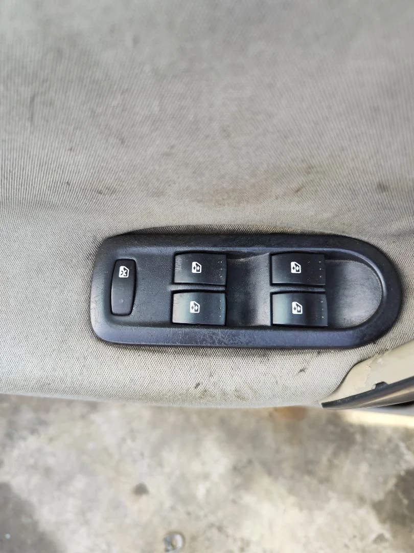 Foto de MANDO ELEVALUNAS DELANTERO IZQUIERDO RENAULT SCENIC II (JM) 1.9 dCi Diesel (120 CV / 88 KW)