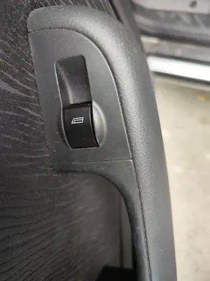 Foto de MANDO ELEVALUNAS TRASERO IZQUIERDO AUDI A6 BERLINA (4B2) 2.5 V6 24V TDI (150 CV / 110 KW)