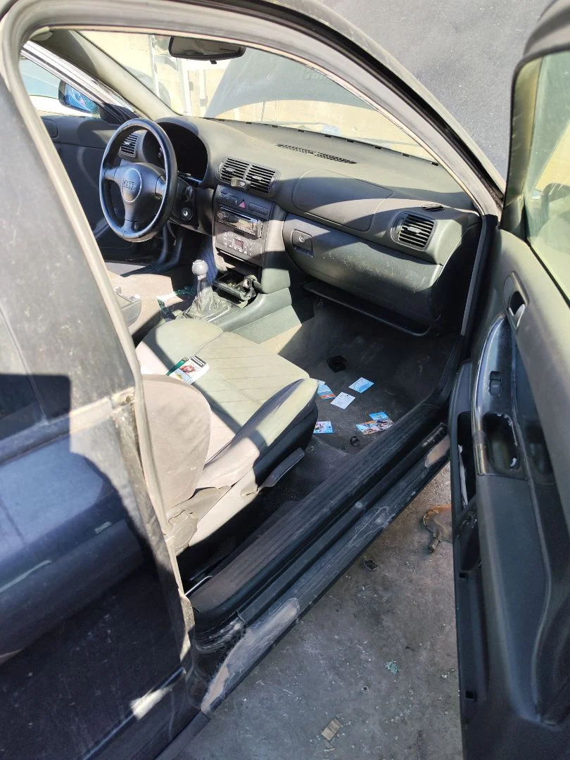 Foto de GOMAS CONTORNO PUERTA AUDI A3 (8L) 1.6 (102 CV / 75 KW)