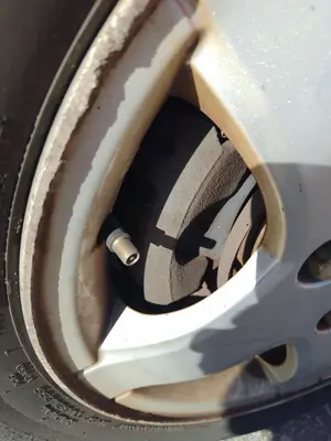 Foto de PINZA DE FRENO DELANTERA IZQUIERDA PEUGEOT 107 1.0 CAT (384F) (68 CV / 50 KW)