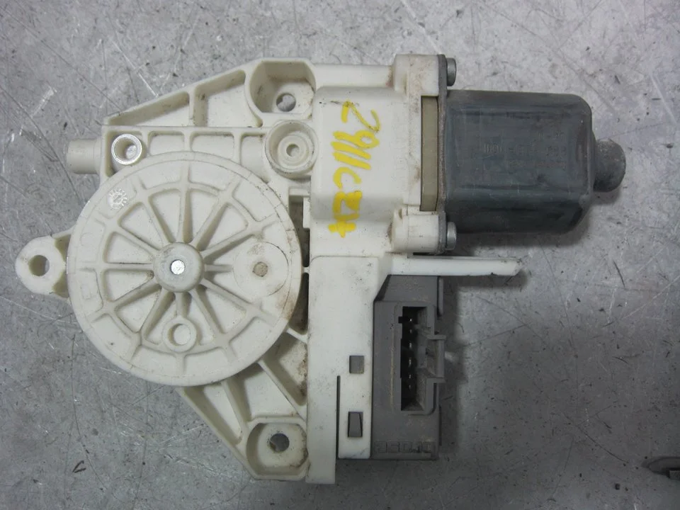Foto de MOTOR ELEVALUNAS DELANTERO DERECHO PEUGEOT 407 2.0 16V HDi FAP CAT (RHR / DW10BTED4) (136 CV / 100 KW) referencia 994650101