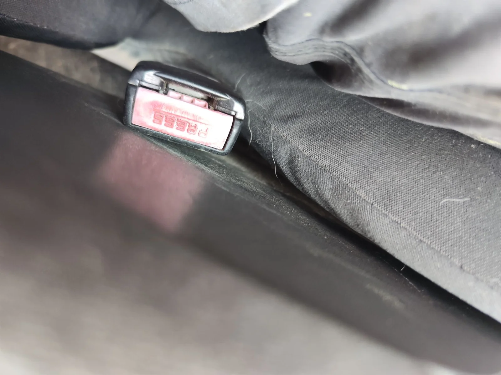 Foto de ENGANCHE CINTURON DELANTERO IZQUIERDO RENAULT MEGANE II BERLINA 3P 1.9 dCi Diesel (120 CV / 88 KW)