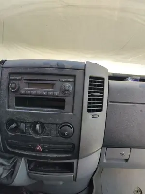 Foto de CONSOLA CENTRAL MERCEDES-BENZ SPRINTER II FURGÓN 2.1 CDI CAT (88 CV / 65 KW) foto 2